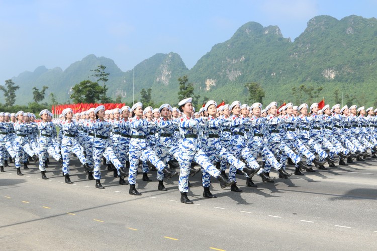 Khối diễu binh, diễu hành của Quân đội và Công an tổng hợp luyện chuẩn bị cho Lễ kỷ niệm 80 năm Cách mạng Tháng Tám - ảnh 2