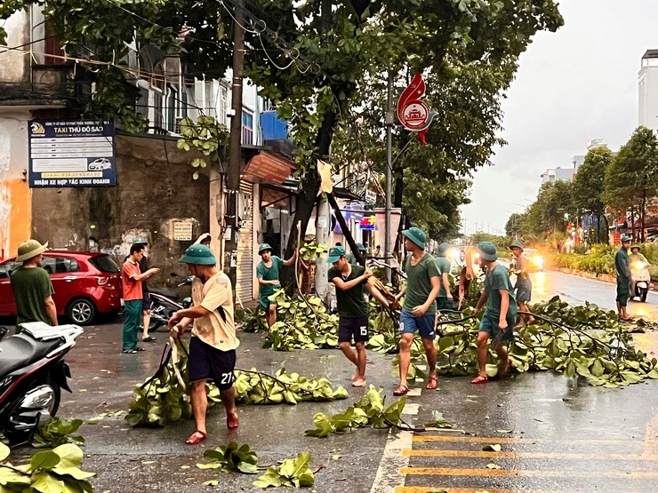 Chính quyền và người dân xã Thanh Oai khẩn trương khắc phục hậu quả mưa giông - ảnh 1