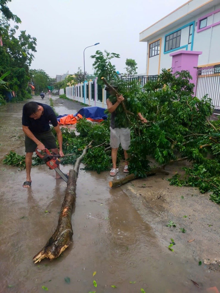Chính quyền và người dân xã Thanh Oai khẩn trương khắc phục hậu quả mưa giông - ảnh 2