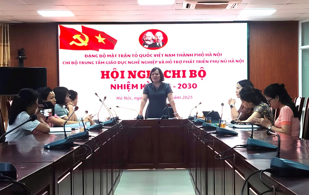  Chi bộ Trung tâm Giáo dục Nghề nghiệp và Hỗ trợ phát triển phụ nữ Hà Nội tổ chức Hội nghị Chi bộ  - ảnh 2