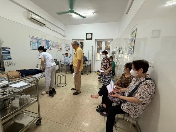 Phường Kiến Hưng khám, tư vấn sức khỏe và cấp thuốc cho các gia đình chính sách, người có công cách mạng - ảnh 2
