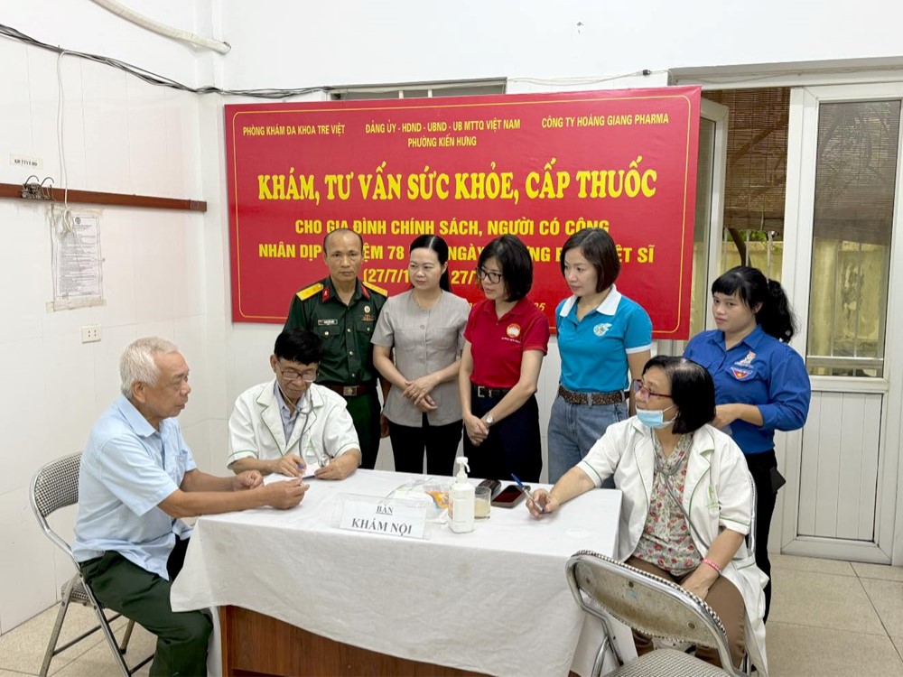 Phường Kiến Hưng khám, tư vấn sức khỏe và cấp thuốc cho các gia đình chính sách, người có công cách mạng - ảnh 1