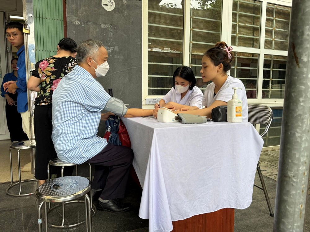 Phường Kiến Hưng khám, tư vấn sức khỏe và cấp thuốc cho các gia đình chính sách, người có công cách mạng - ảnh 3