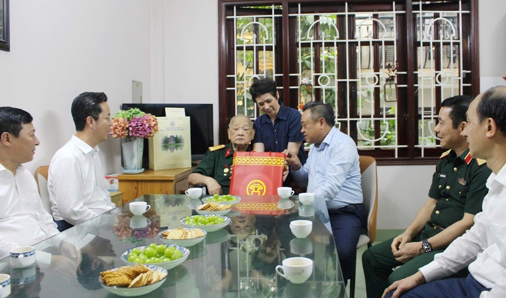 Chủ tịch UBND thành phố Hà Nội thăm, tặng quà người có công tiêu biểu phường Hoàn Kiếm - ảnh 2