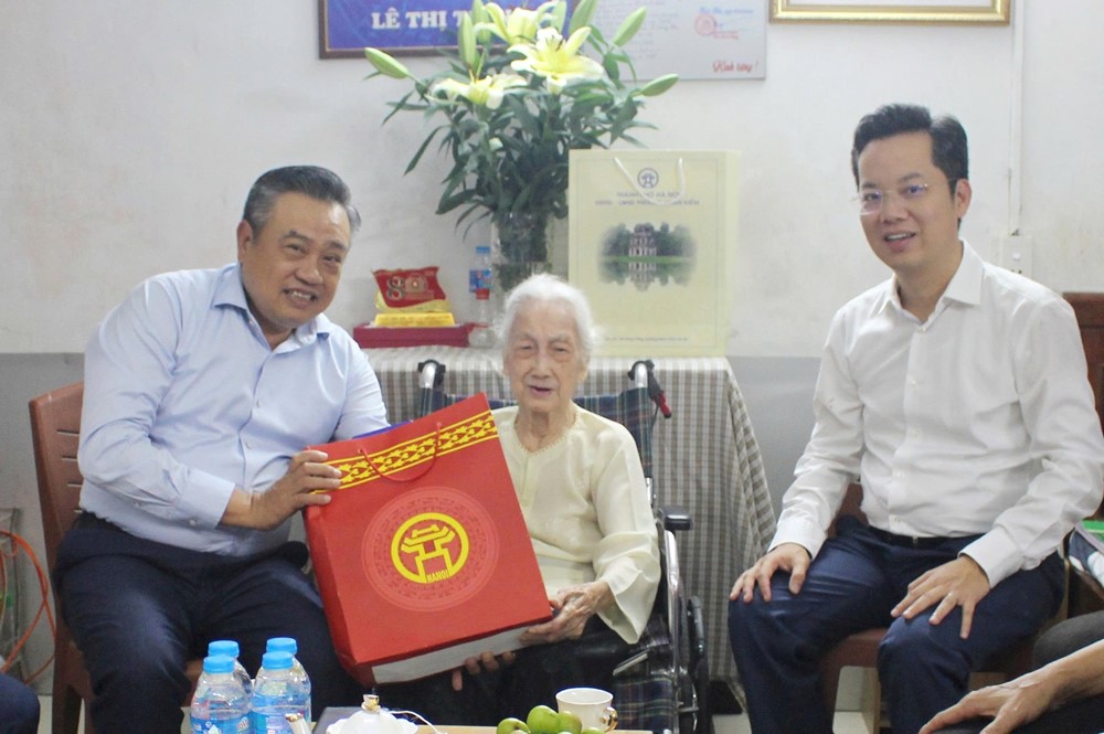 Chủ tịch UBND thành phố Hà Nội thăm, tặng quà người có công tiêu biểu phường Hoàn Kiếm - ảnh 1
