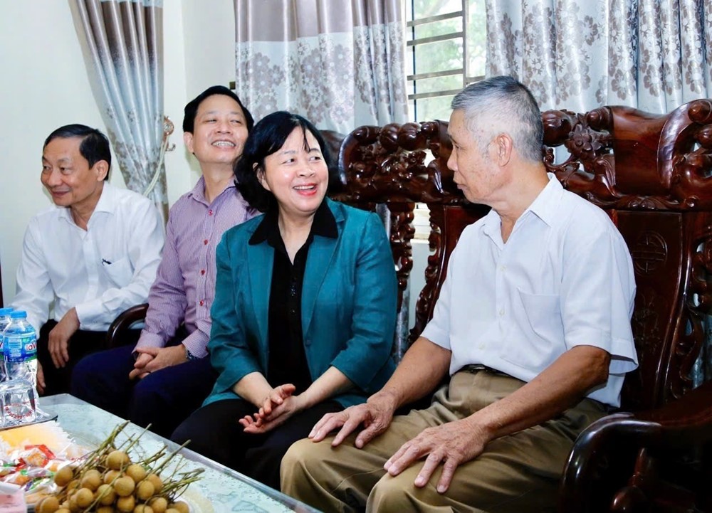 Đồng chí Bí thư Thành ủy Hà Nội Bùi Thị Minh Hoài thăm, tặng quà một số thương binh, gia đình liệt sĩ  - ảnh 1