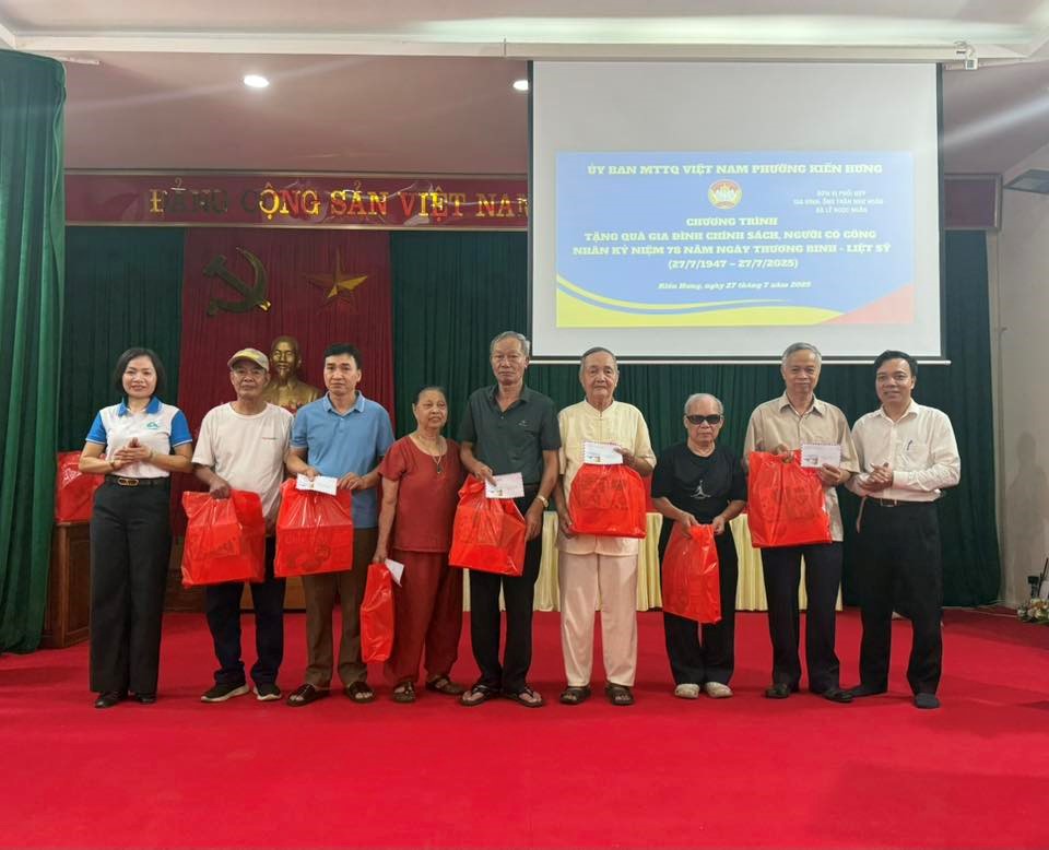 Ủy ban MTTQ Việt Nam phường Kiến Hưng tri ân, trao quà cho các gia đình chính sách - ảnh 4