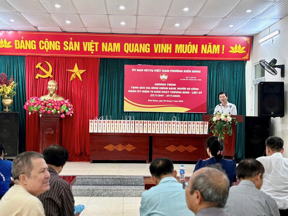 Ủy ban MTTQ Việt Nam phường Kiến Hưng tri ân, trao quà cho các gia đình chính sách - ảnh 1