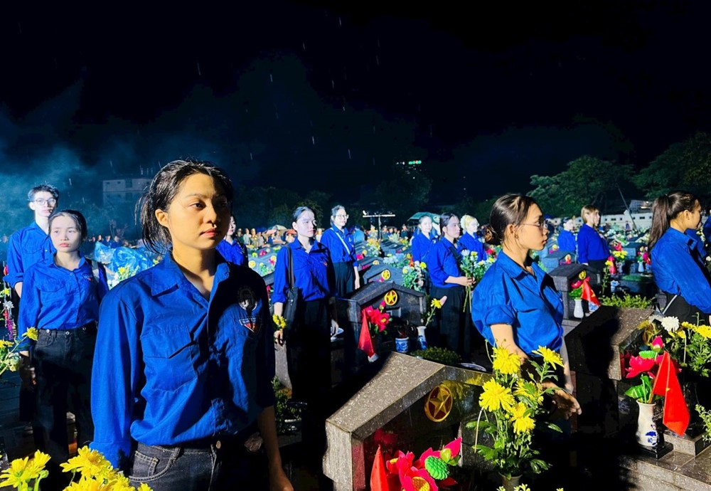 Hàng nghìn người đội mưa thắp nến tri ân các anh hùng liệt sĩ tại Hà Nội - ảnh 4