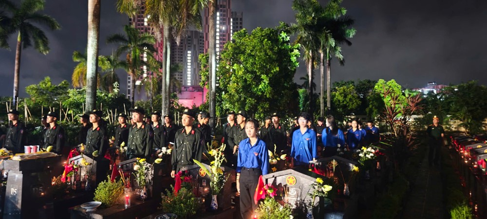 Hàng nghìn người đội mưa thắp nến tri ân các anh hùng liệt sĩ tại Hà Nội - ảnh 5