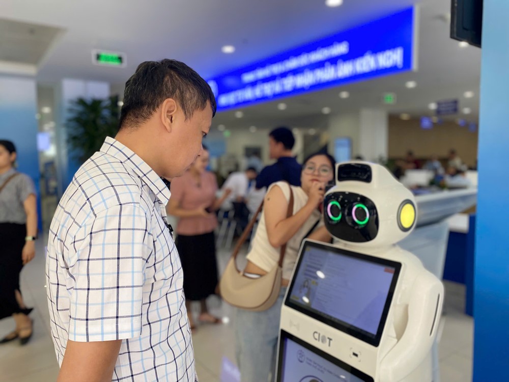 Người dân Hà Nội hài lòng khi tới các điểm dịch vụ công Thành phố - ảnh 3