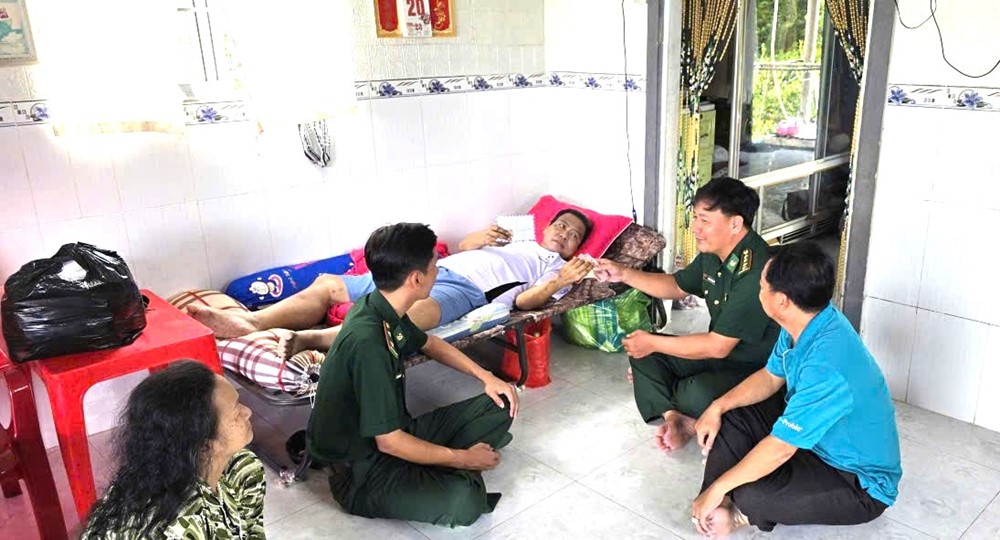  Đồn Biên phòng Rạch Gốc tổ chức thăm hỏi, hỗ trợ người dân có hoàn cảnh khó khăn - ảnh 1