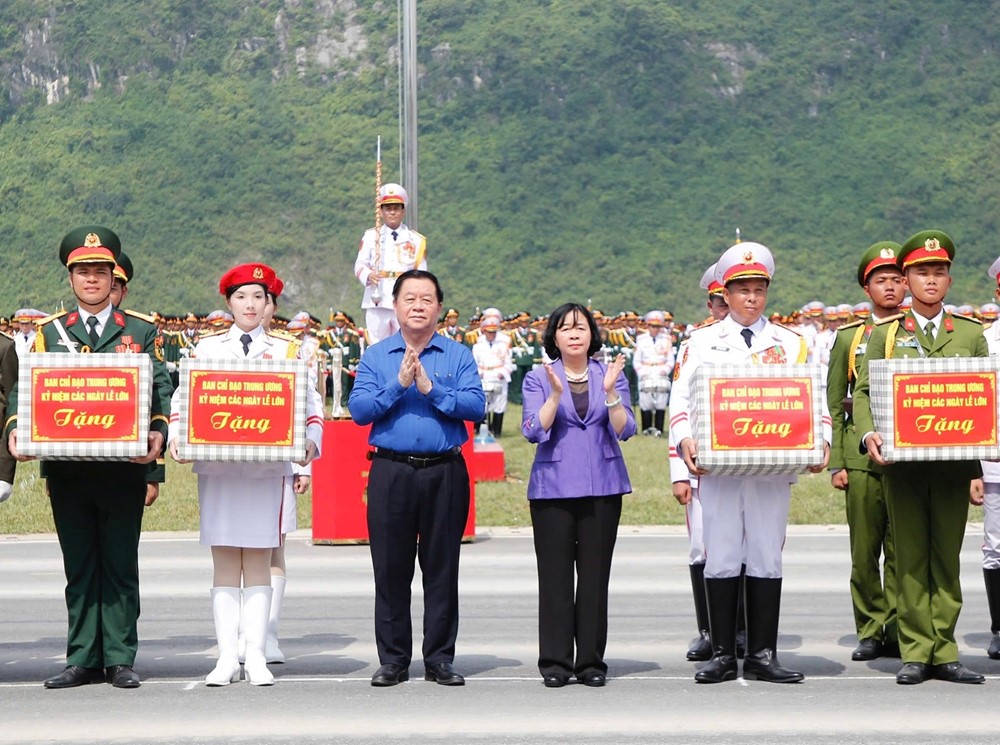 Lãnh đạo Trung ương và TP Hà Nội thăm hỏi, động viên, tặng quà lực lượng tham gia diễu binh, diễu hành - ảnh 4