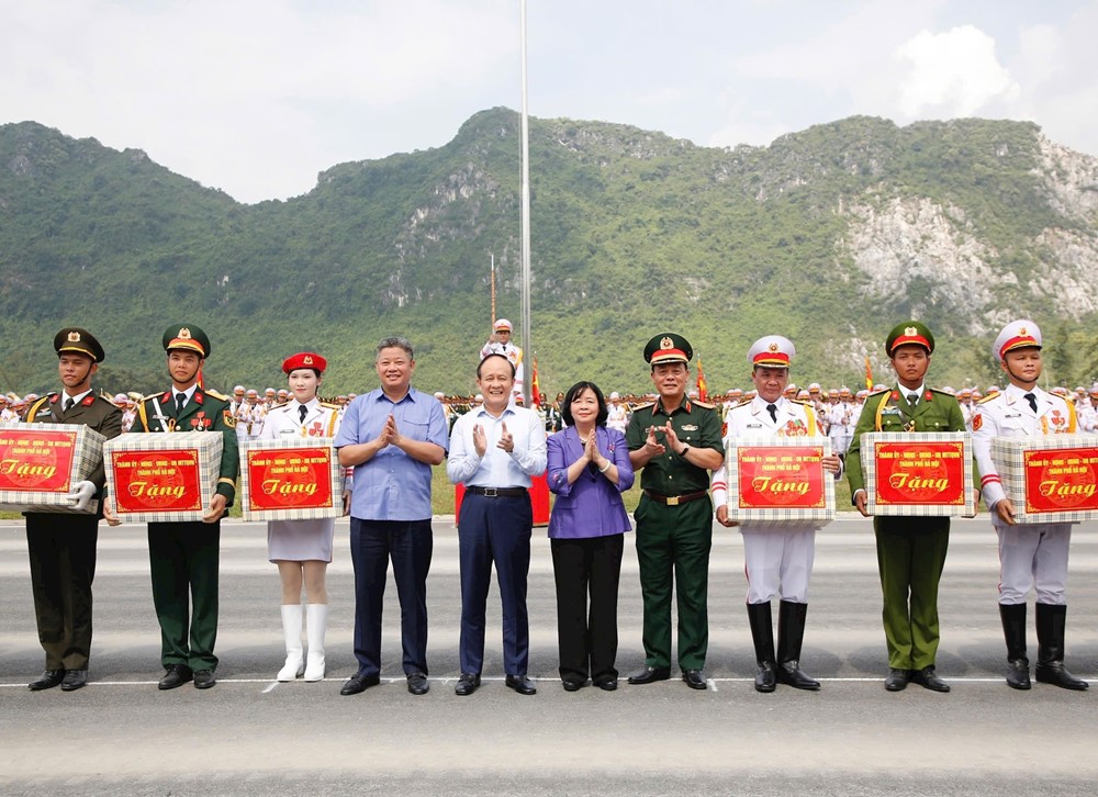 Lãnh đạo Trung ương và TP Hà Nội thăm hỏi, động viên, tặng quà lực lượng tham gia diễu binh, diễu hành - ảnh 2