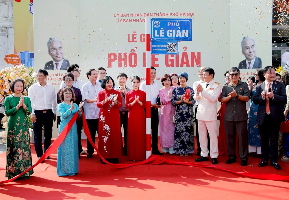 Bí thư Thành ủy Hà Nội và Bộ trưởng Bộ Công an dự lễ gắn biển tên phố Lê Giản và phố Bạch Thành Phong - ảnh 3