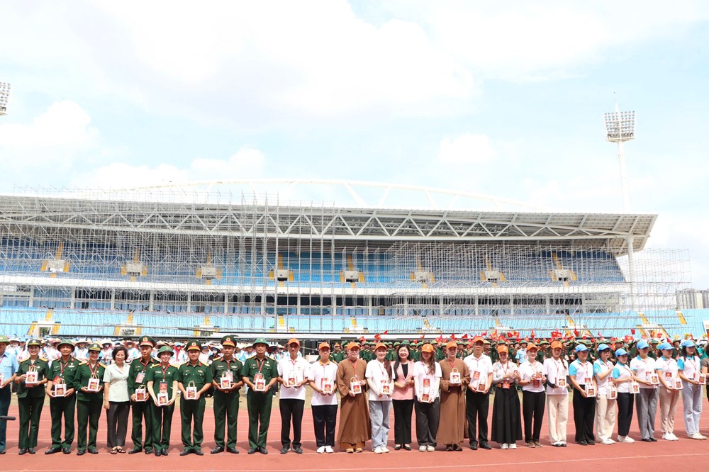 Thường trực Ủy ban MTTQ Việt Nam thành phố Hà Nội thăm, động viên khối tham gia diễu binh, diễu hành A80 - ảnh 1