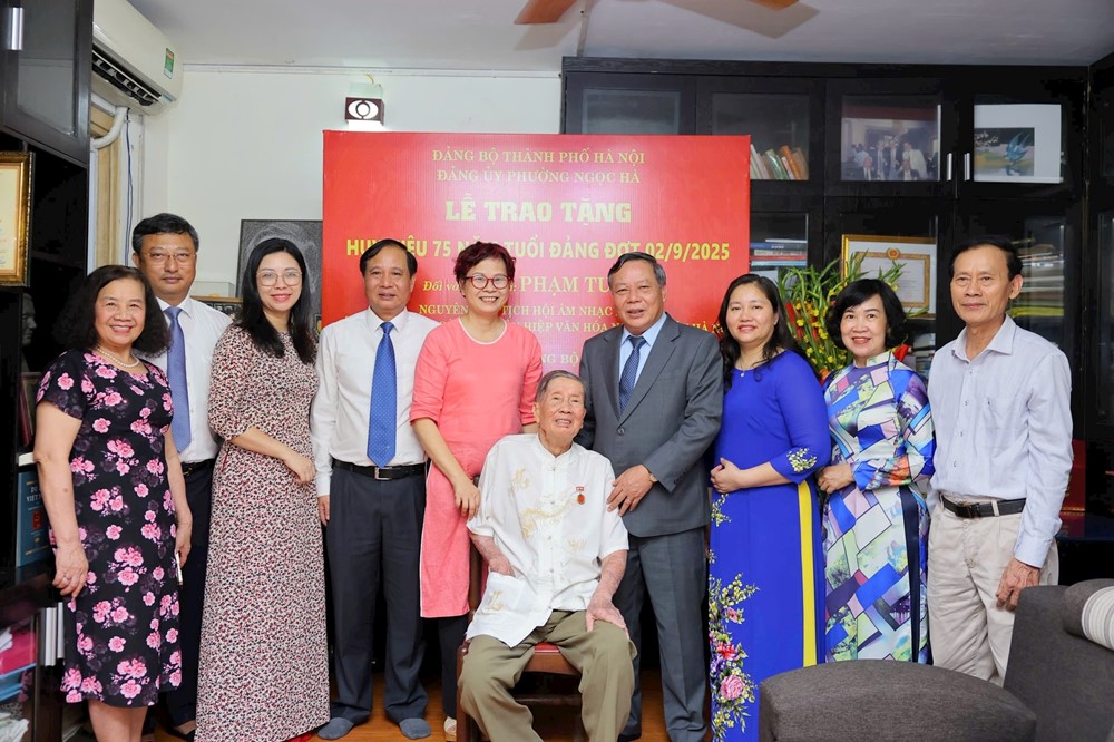 Phó Bí thư Thường trực Thành ủy Hà Nội Nguyễn Văn Phong trao Huy hiệu 75 năm tuổi Đảng tặng nhạc sĩ Phạm Tuyên - ảnh 1