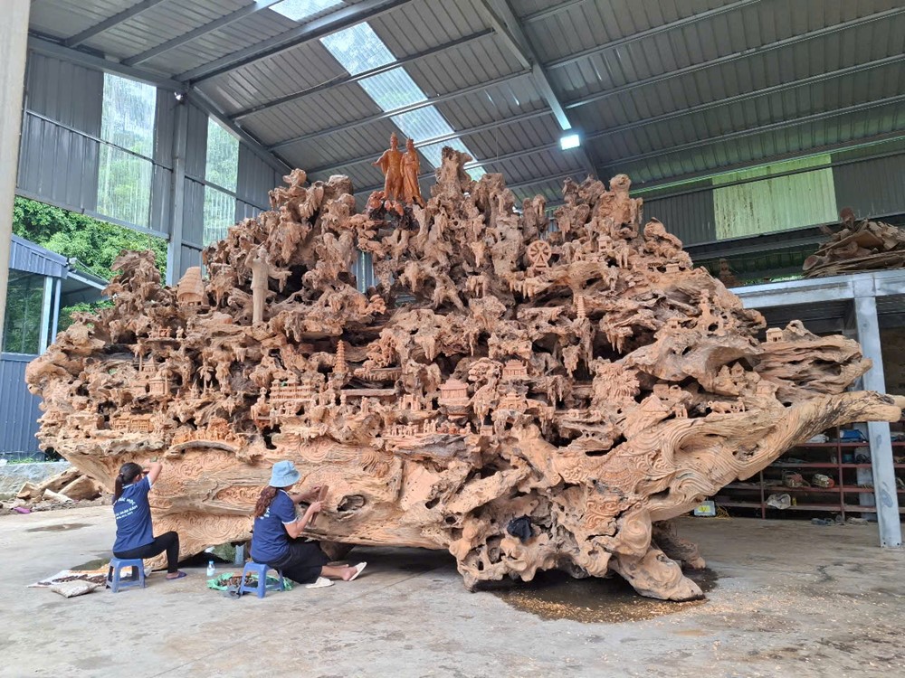 Tác phẩm Non bộ “Cội nguồn” là một “khúc tráng ca” bằng gỗ lũa trai vàng - ảnh 2