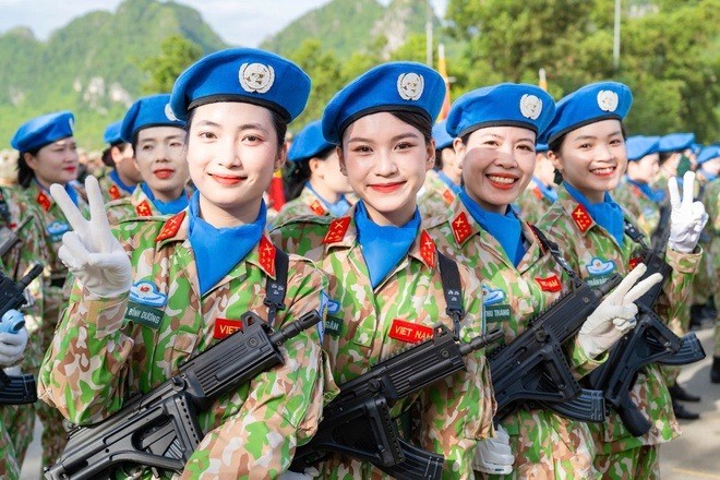 Nữ chiến sĩ “hút hồn” trong buổi hợp luyện diễu binh - ảnh 1