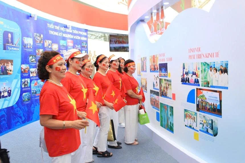 Không gian Triển lãm của Hội LHPN Việt Nam tái hiện hành trình, mốc son chói lọi của phụ nữ Việt Nam - ảnh 4
