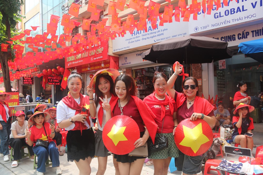 Người dân háo hức, xếp hàng chờ xem tổng duyệt lễ diễu binh, diễu hành  - ảnh 2