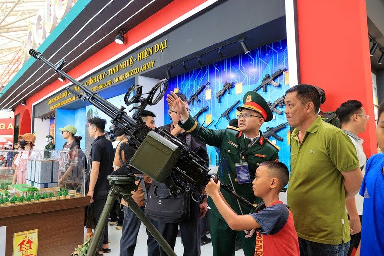 Người dân say mê chiêm ngưỡng khí tài quân sự tại Triển lãm thành tựu đất nước - ảnh 1