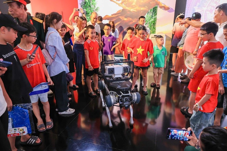 Người dân say mê chiêm ngưỡng khí tài quân sự tại Triển lãm thành tựu đất nước - ảnh 4