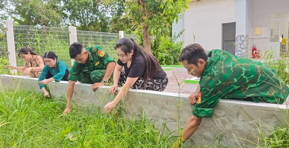 Tình  quân – dân tô đẹp ngày khai giảng - ảnh 1