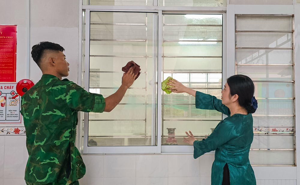 Tình  quân – dân tô đẹp ngày khai giảng - ảnh 2