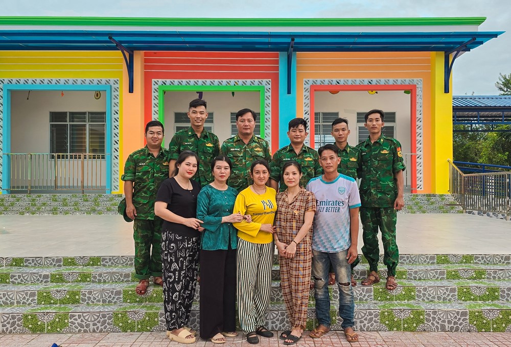 Tình  quân – dân tô đẹp ngày khai giảng - ảnh 4