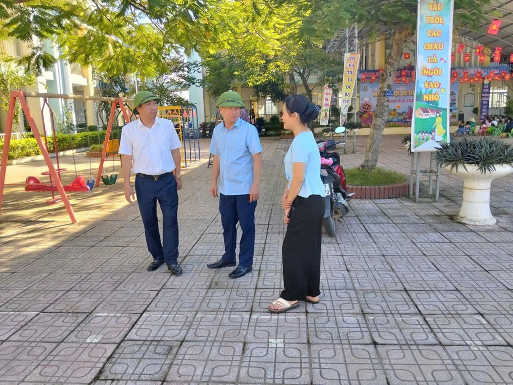 Xã Kiều Phú tổng vệ sinh môi trường, đảm bảo điều kiện cho thầy và trò đón năm học mới - ảnh 1
