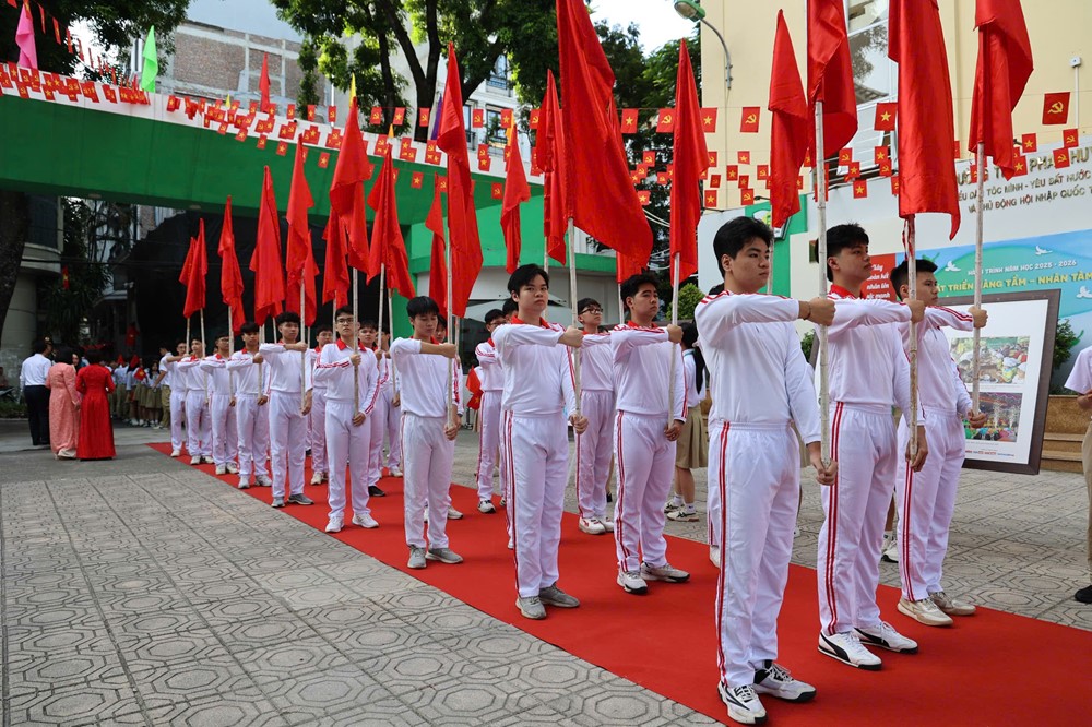Lãnh đạo Thành phố dự khai giảng tại điểm cầu Trường THPT Phan Huy Chú  - ảnh 1