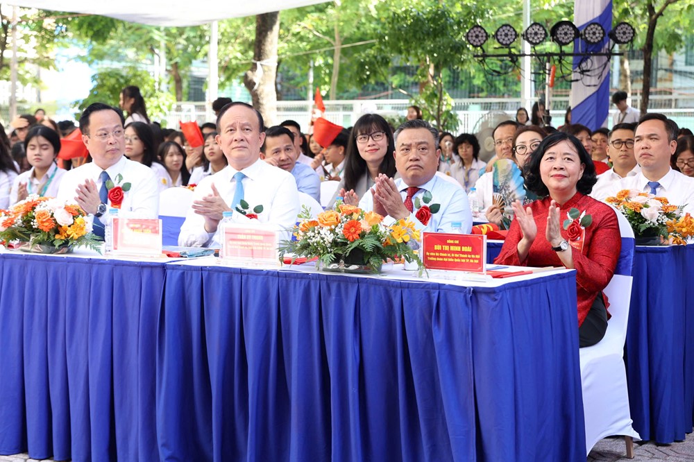 Lãnh đạo Thành phố dự khai giảng tại điểm cầu Trường THPT Phan Huy Chú  - ảnh 4