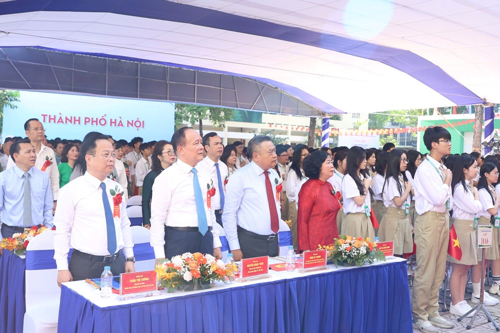 Lãnh đạo Thành phố dự khai giảng tại điểm cầu Trường THPT Phan Huy Chú  - ảnh 2
