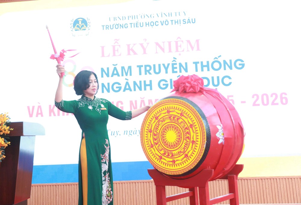 Chủ tịch Ủy ban MTTQ Việt Nam Thành phố Hà Nội hòa chung niềm vui rộn ràng ngày khai trường cùng học sinh Thủ đô - ảnh 2
