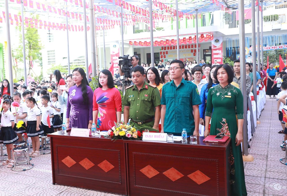 Chủ tịch Ủy ban MTTQ Việt Nam Thành phố Hà Nội hòa chung niềm vui rộn ràng ngày khai trường cùng học sinh Thủ đô - ảnh 1