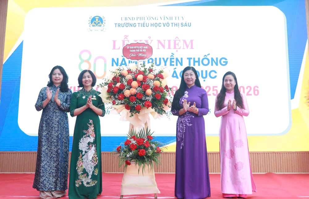 Chủ tịch Ủy ban MTTQ Việt Nam Thành phố Hà Nội hòa chung niềm vui rộn ràng ngày khai trường cùng học sinh Thủ đô - ảnh 3
