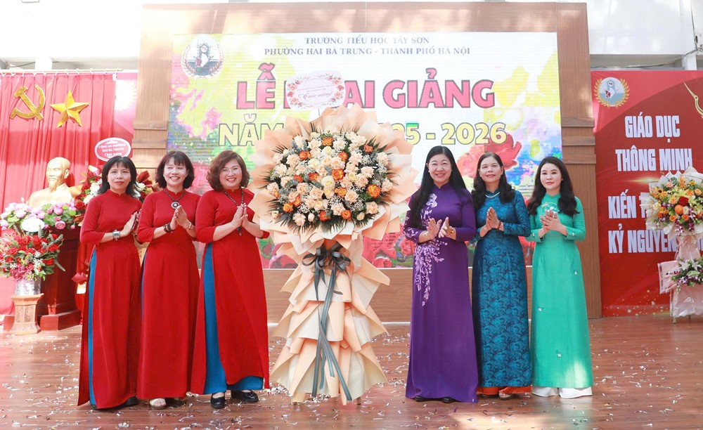 Chủ tịch Ủy ban MTTQ Việt Nam Thành phố Hà Nội hòa chung niềm vui rộn ràng ngày khai trường cùng học sinh Thủ đô - ảnh 4