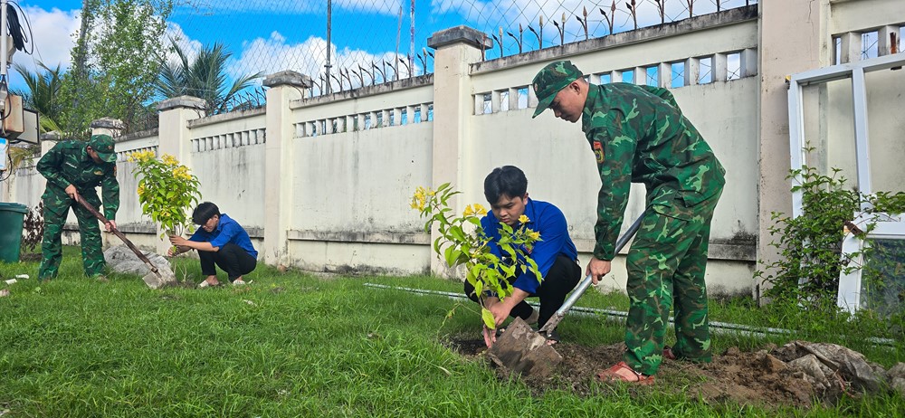 Tuổi trẻ đồn biên phòng Rạch Gốc và xã đoàn Phan Ngọc Hiển chung tay xây dựng môi trường xanh – sạch – đẹp - ảnh 1