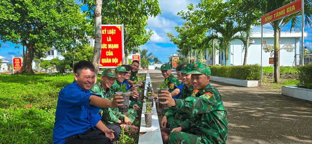 Tuổi trẻ đồn biên phòng Rạch Gốc và xã đoàn Phan Ngọc Hiển chung tay xây dựng môi trường xanh – sạch – đẹp - ảnh 3
