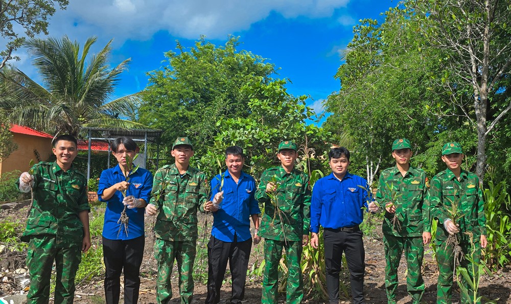 Tuổi trẻ đồn biên phòng Rạch Gốc và xã đoàn Phan Ngọc Hiển chung tay xây dựng môi trường xanh – sạch – đẹp - ảnh 4
