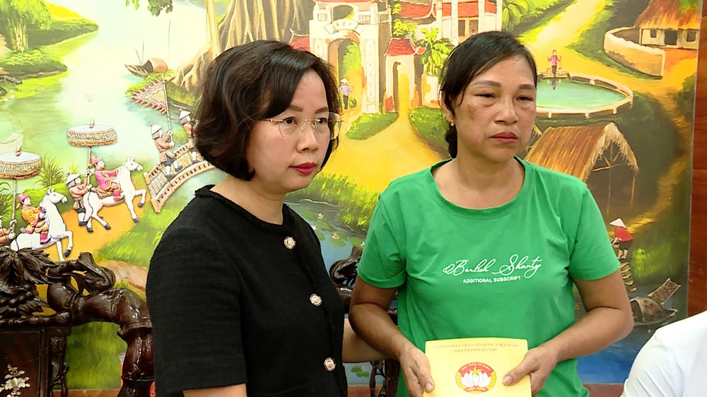 Phó Chủ tịch Thường trực Ủy ban MTTQ Việt Nam Thành phố thăm hỏi, động viên gia đình bị hỏa hoạn tại Thường Tín - ảnh 3