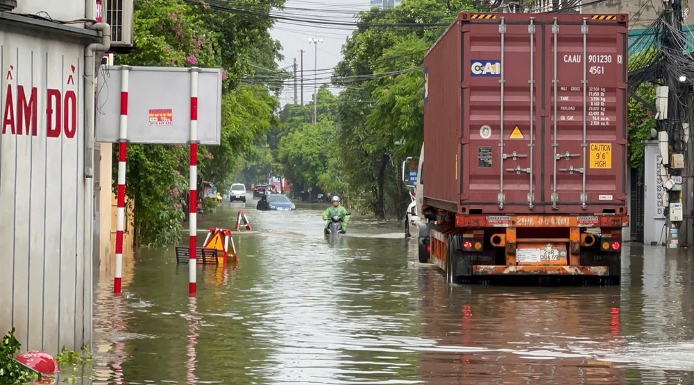 Mưa thâu đêm, suốt sáng, nhiều tuyến đường Hà Nội ngập - ảnh 2