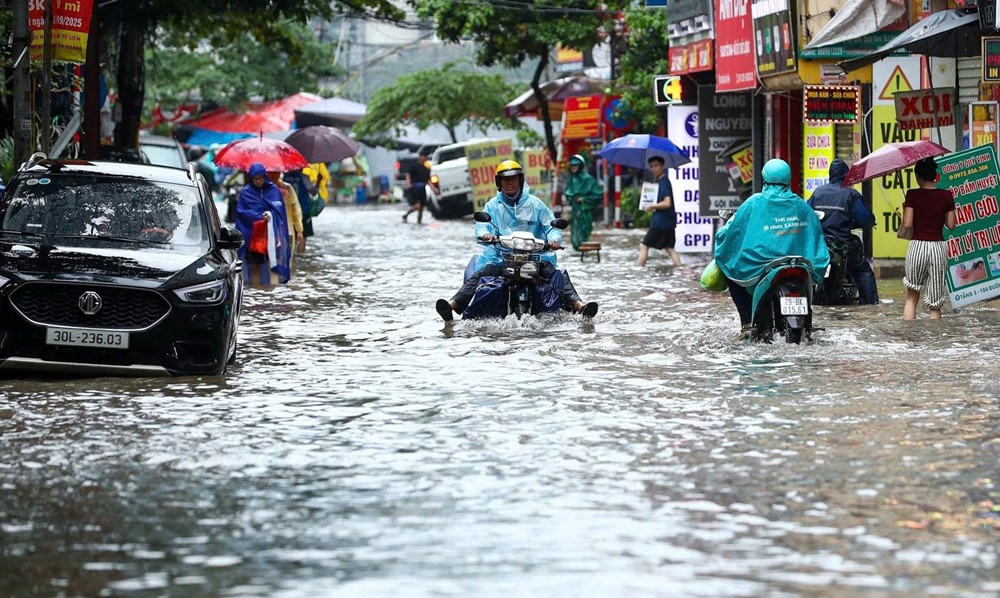 ​  Thủ tướng Phạm Minh Chính chỉ đạo khẩn trương hỗ trợ nhân dân khắc phục hậu quả bão số 10 và mưa lũ - ảnh 1