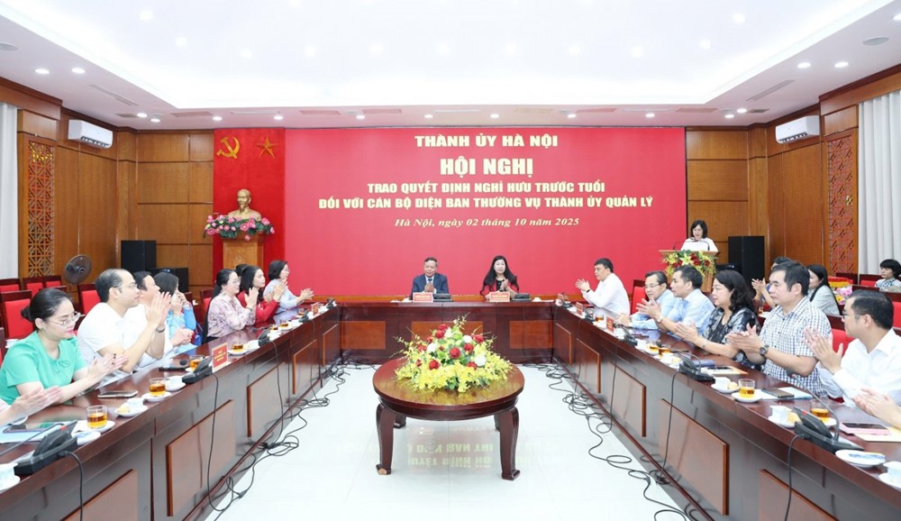 Hà Nội trao Quyết định nghỉ hưu trước tuổi đối với cán bộ diện Ban Thường vụ Thành ủy quản lý - ảnh 1