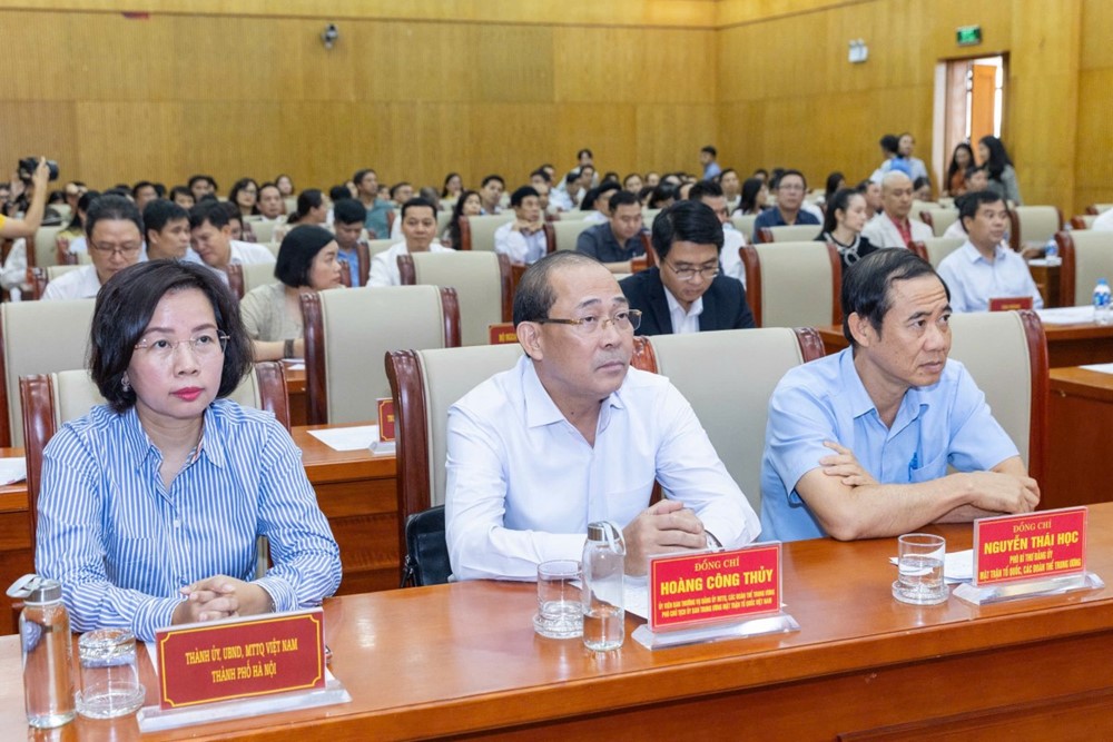 Thành phố Hà Nội ủng hộ 100 tỷ đồng giúp đồng bào các tỉnh khắc phục hậu quả cơn bão số 10 - ảnh 1