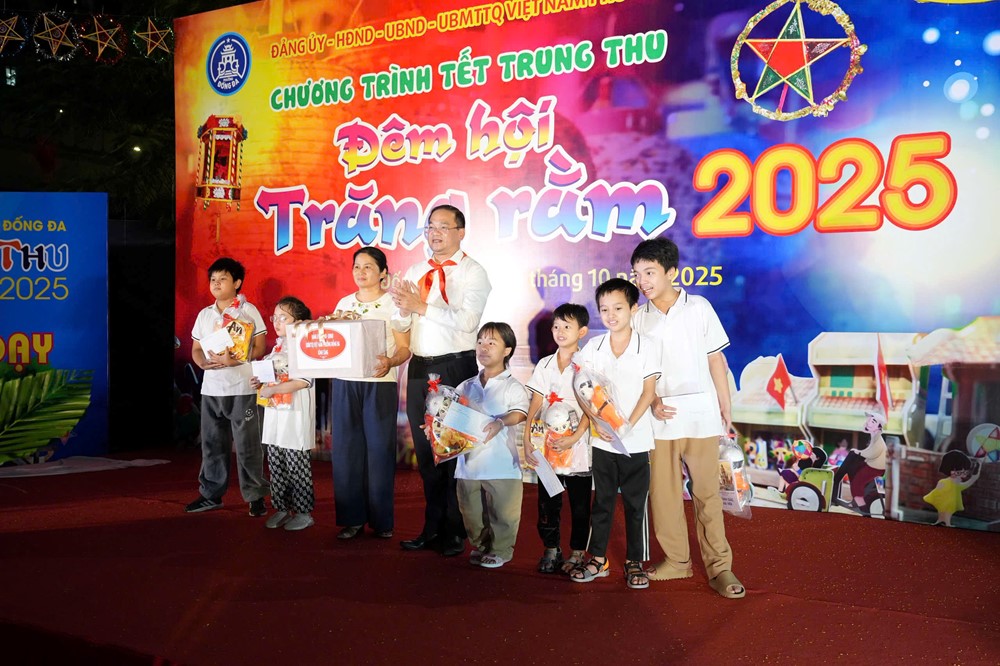Thiếu nhi phường Đống Đa vui Tết Trung thu với nhiều phần quà ý nghĩa từ tổ chức Đoàn - ảnh 3