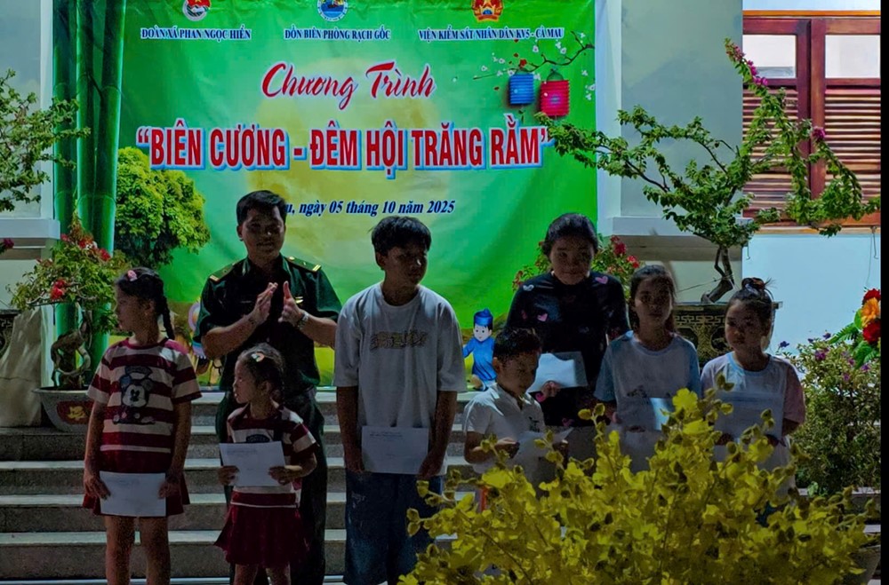 Ấm áp trung Thu nơi cực Nam tổ quốc - ảnh 3