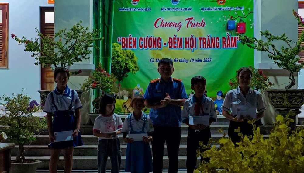 Ấm áp trung Thu nơi cực Nam tổ quốc - ảnh 4