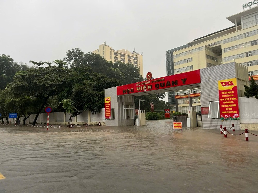Một số hình ảnh đường ngập sâu sau trận mưa lớn tại phường Hà Đông - ảnh 5